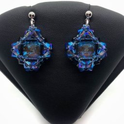 Лаконичные серьги-квадратики