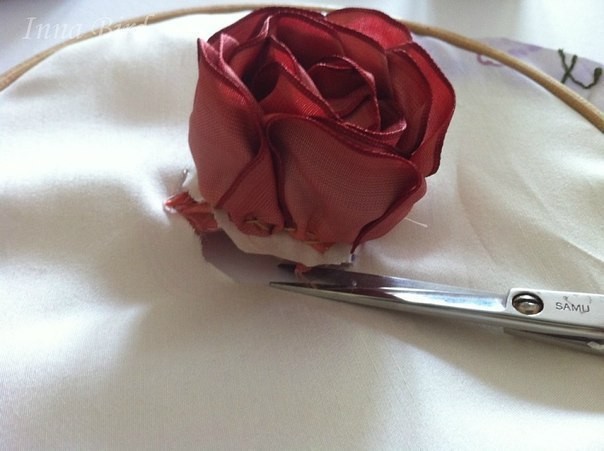 Роза-брошь из ленты: мастер-класс