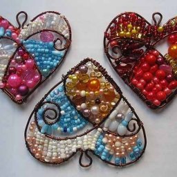 ​Сердечко из проволоки и бусин