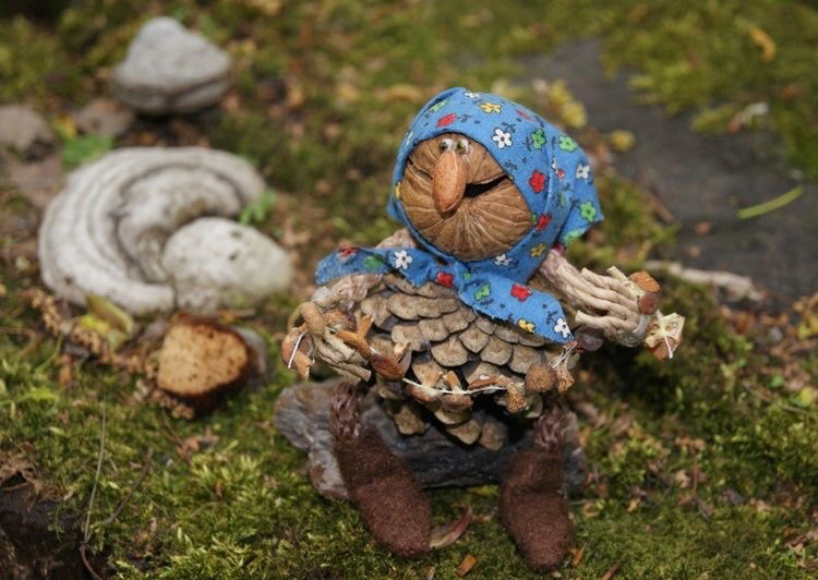 Веселые поделки из шишек