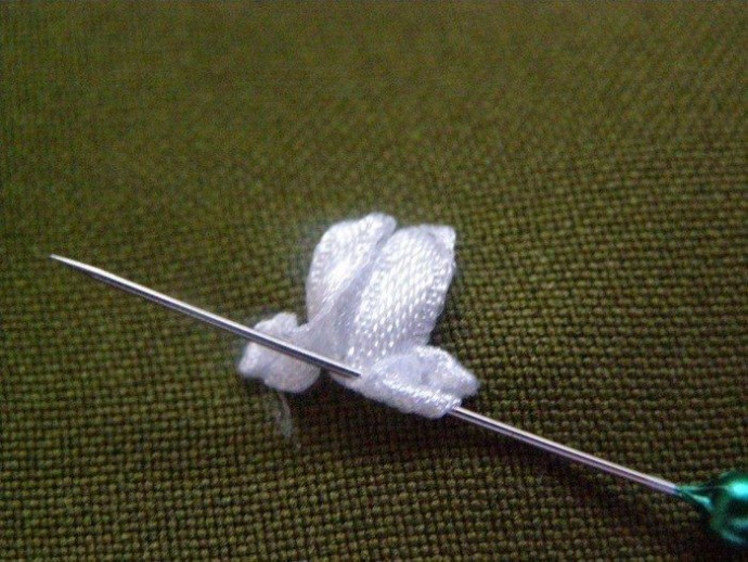 Вышивка ландышей атласными лентами