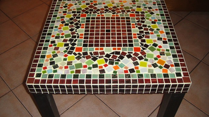 Столы из керамической мозаики на дачу и не только