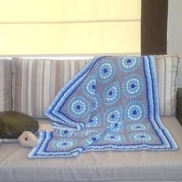 ​Красивый плед из квадратных мотивов