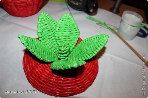 Шкатулка-клубничка из газетных трубочек