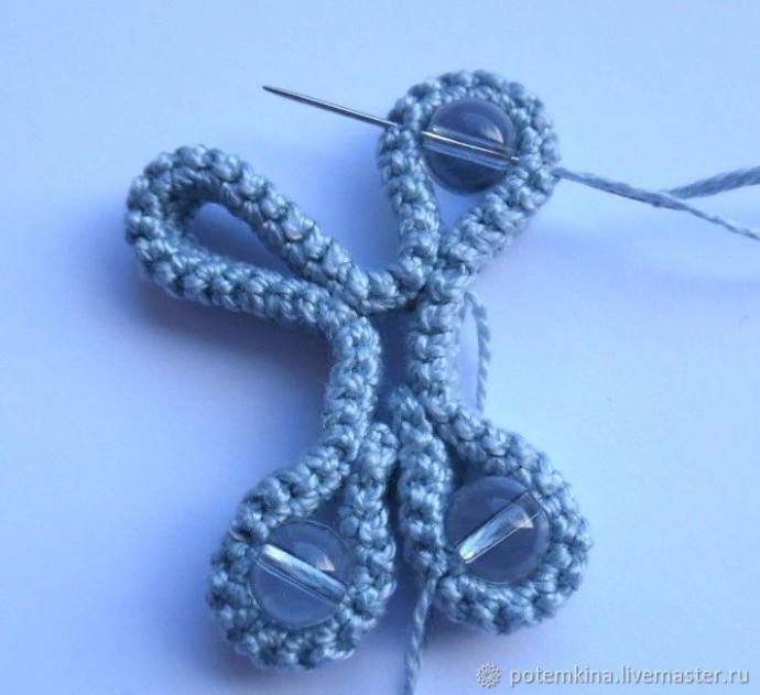 Веер из вязаного жгута с бусинами