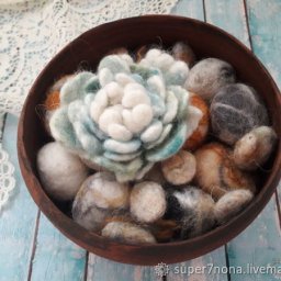 Каменная роза из шерсти