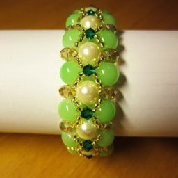 Браслет из бисера и бусин