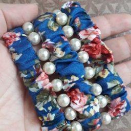 Широкий браслет из ткани и бусин