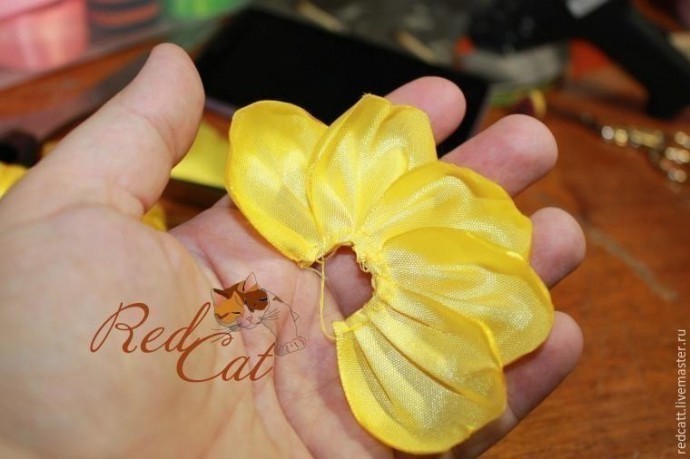 Превосходные цветочки из атласных лент