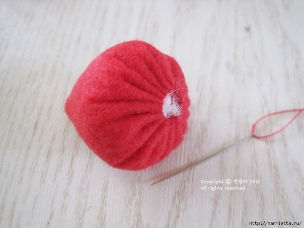 Клубничный кекс из фетра: мини-мастер-класс