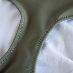 Как обработать края купальника резинкой