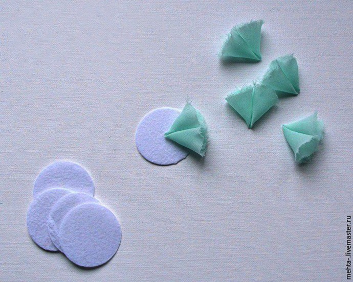 Очаровательные цветы из ткани