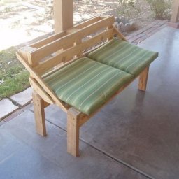 ​Идея для дачи или дома: скамейка из палетт