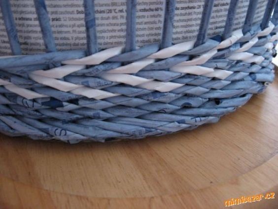 Корзинки, сплетенные из газетных трубочек