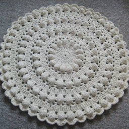 ​Коврик с шишечками, который связан крючком