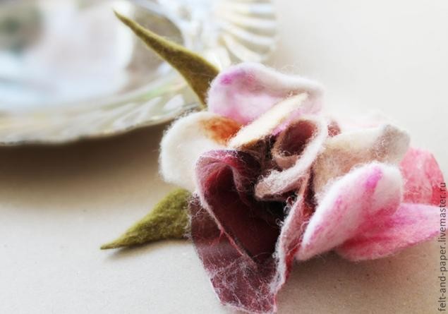 Брошь в виде розы из войлока и органзы Брошь в виде розы из войлока и органзы