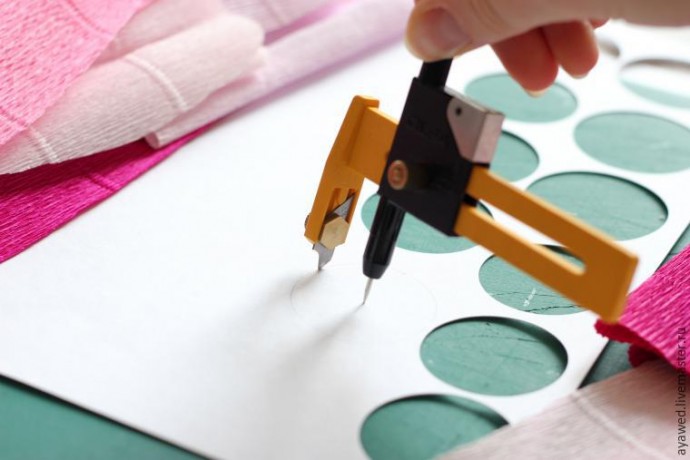 Цветы из гофробумаги для декора подарочной коробки