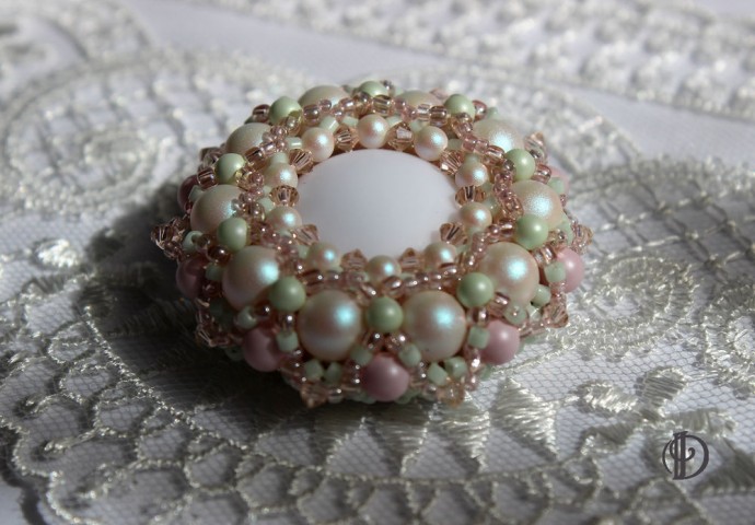 Лунная брошь с кабошоном-лунасофтом Лунная брошь с кабошоном-лунасофтом