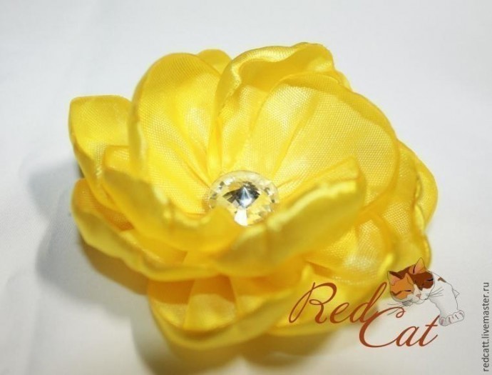 Превосходные цветочки из атласных лент