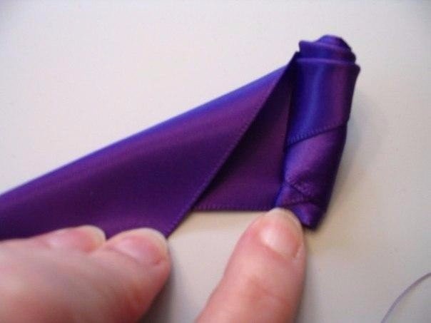 Роза из атласной ленты