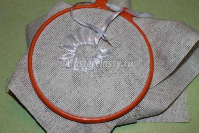 Учимся вышивать лентами ромашку