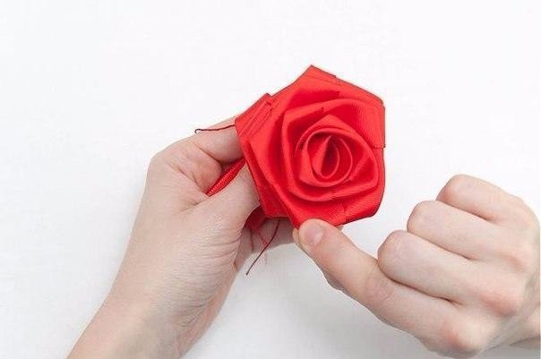 Как сделать чайную розу из атласной ленты Как сделать чайную розу из атласной ленты