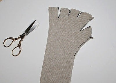 Нежные митенки из старого свитера