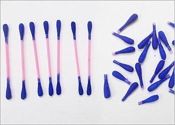 Павлин из пластиковых ложек и ватных палочек