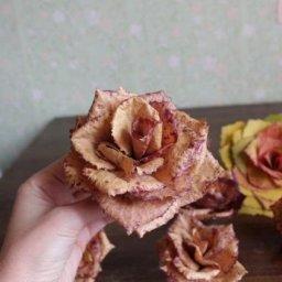 Розы из осенних листьев