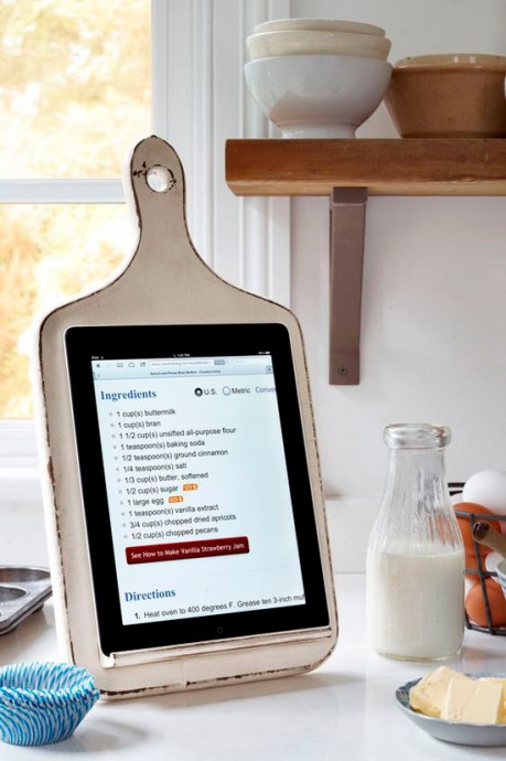 Подставка для планшета из разделочной доски спасет на кухне от рутинной тоски