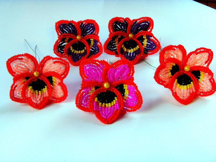 ​Яркие пестрые орхидеи из бисера