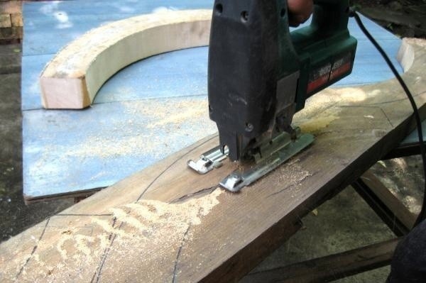 Декоративное колесо от телеги своими руками