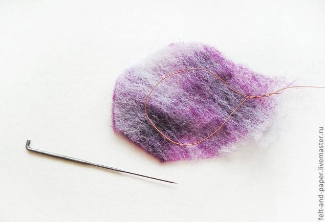 Брошь в виде розы из войлока и органзы Брошь в виде розы из войлока и органзы