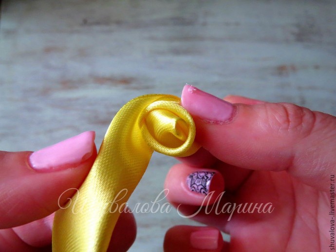 Простой способ сделать розу из ленты