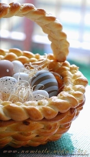 Плетеная съедобная корзинка из дрожжевого теста