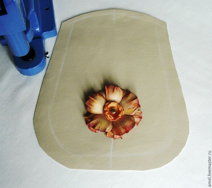 Декор сумки с цветком