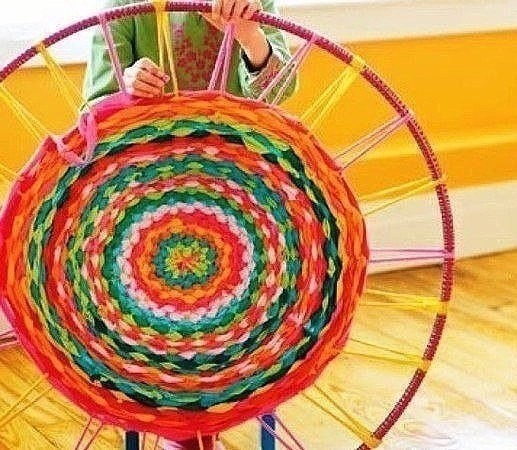 Коврик из старых футболок на обруче хула-хуп Коврик из старых футболок на обруче хула-хуп