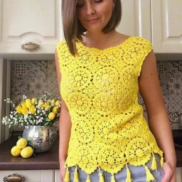 ​Яркий топ с бахромой