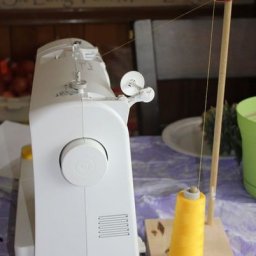 Расположение больших катушек с нитками на неприспособленных для этого швейных машинках