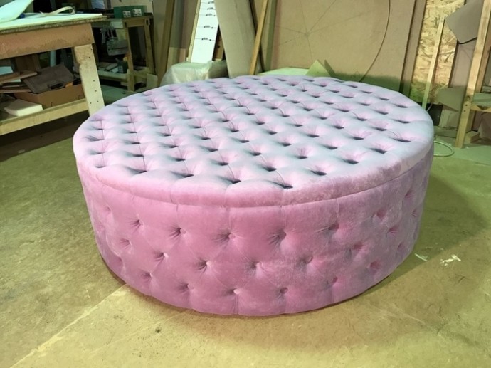 Круглый пуфик с пуговицами