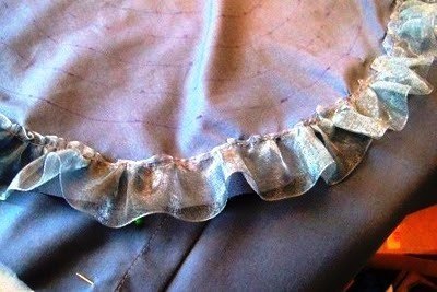 Декоративная подушечка с рюшами из органзы