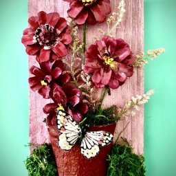 Идеи панно с цветами из шишек