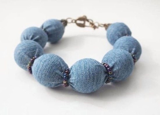 Делаем браслет из джинсовой ткани