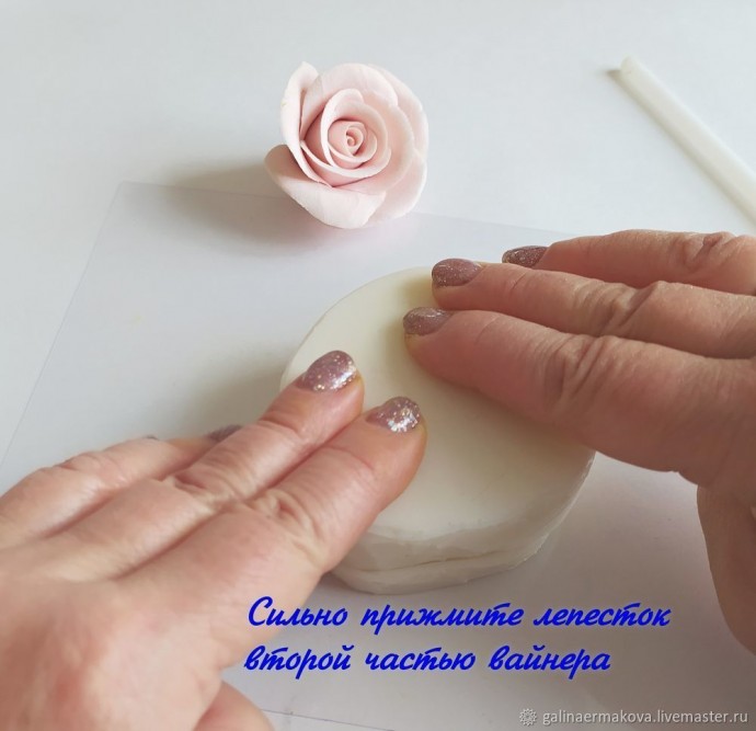 Роза из зефирной полимерной глины