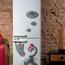 ​Холодильник с кошечкой, мечтающей о рыбке