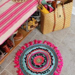 Круглый коврик из шерстяной пряжи