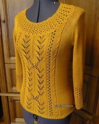 Медовый пуловер с красивым рисунком