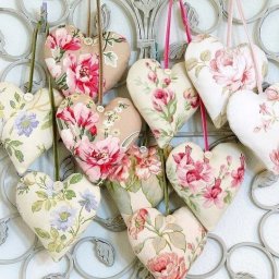 ​Море разнообразных сердечек из ткани