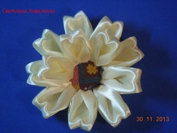 ​Остроугольный цветок из ленты