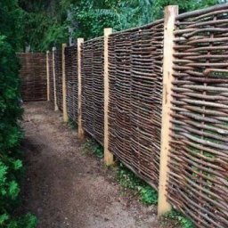 Плетём забор из прутьев на даче своими руками